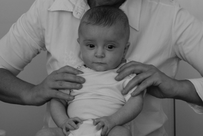 een baby tijdens de behandeling door Anne-miek